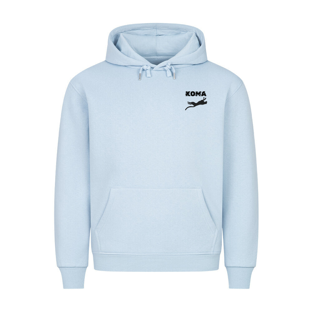 Hellblauer Koma Premium Hoodie mit Kapuze, Bauchtasche und kleinem schwarzem Logo auf der Brust, 80% Baumwolle, gemütlicher Schnitt.